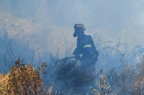 Πυροσβέστης κατά τη διάρκεια κατάσβεσης φωτιάς
