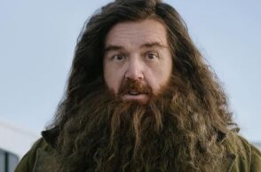 Το HBO έδωσε στη δημοσιότητα την πρώτη εικόνα του Νικ Φροστ στον ρόλο του Ρούμπεους Χάγκριντ στη νέα σειρά Χάρι Πότερ, που αναμένεται το 2027