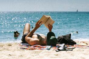 Τέσσερα βιβλία για την παραλία… ή τέλος πάντων, για τις τεμπέλικες καλοκαιρινές ημέρες