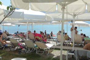 Θεσσαλονίκη: Beach bar της Επανομής απαγόρευσαν σε ηλικιωμένους την είσοδο γιατί τους «χαλούσαν την εικόνα»