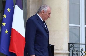 Γαλλία: H επιχείρηση «καμικάζι» του Φρανσουά Μπαϊρού