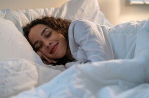 Οι 3 ασκήσεις που μπορούν να σας βοηθήσουν να νικήσετε την αϋπνία