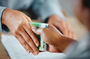 Αστυνομικός στη Θεσσαλονίκη κατηγορείται για δωροληψία: Φέρεται να έπαιρνε «γρηγορόσημο» έως 1.500€ για επίσπευση αδειών διαμονής προσφύγων.