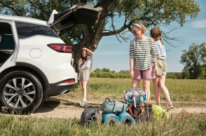 Άτομα ετοιμάζονται να φορτώσουν με αποσκευές το αυτοκίνητο