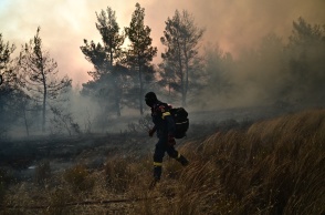 Πυροσβέστης σε κατάσβεση φωτιάς