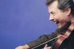 Ο Νίκος Οικονομίδης είναι το «βιολί» των Κυκλάδων 