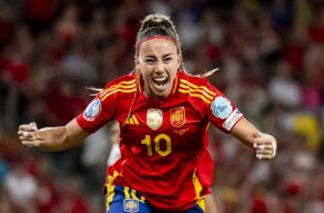 Η Ισπανία νίκησε την Ελβετία 2-0 και πέρασε στα ημιτελικά του Euro Γυναικών 2025, παρά τα δύο χαμένα πέναλτι και τη σπουδαία άμυνα των γηπεδούχων.