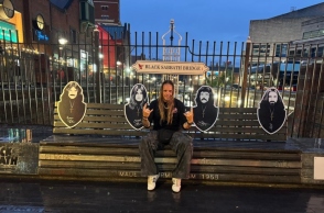 Black Sabbath: Ο Φώτης Μπενάρντο γράφει για την αποχαιρετιστήρια συναυλία που έζησε στο Μπέρμιγχαμ μαζί με τη σύντροφό του Πηνελόπη Αναστασοπούλου