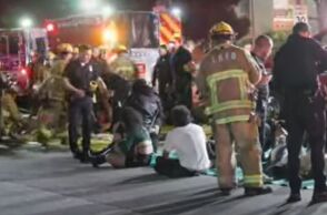 Λος Άντζελες: Όχημα έπεσε σε πλήθος - Τουλάχιστον 20 τραυματίες, πέντε σε κρίσιμη κατάσταση - Δεν έχουν γίνει γνωστά τα αίτια.