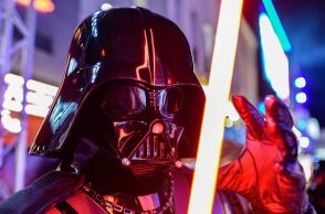 Το φωτόσπαθο του Νταρθ Βέιντερ από τις αυθεντικές ταινίες Star Wars πωλείται σε δημοπρασία, με τιμή που φτάνει τα 2,2 εκατ. λίρες.