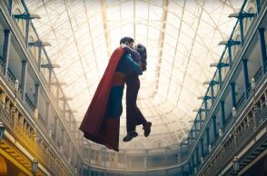 Ο Superman του Τζέιμς Γκαν ξεπερνά τα 300 εκατ. δολάρια παγκοσμίως, κυριαρχώντας στο box office και κερδίζοντας κοινό και κριτικούς.