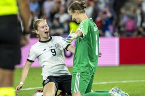 Euro Γυναικών 2025: Η Γερμανία προκρίθηκε επί της Γαλλίας στα πέναλτι (6-5), παίζοντας με 10 παίκτριες από το 13' - Στα ημιτελικά θα αντιμετωπίσει την Ισπανία.