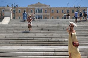 Καύσωνας χτυπά τη χώρα με θερμοκρασίες έως 43°C, σύμφωνα με έκτακτο δελτίο της ΕΜΥ - Ύφεση αναμένεται το Σάββατο 26 Ιουλίου.