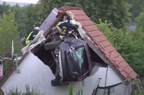 Αυτοκίνητο στη Γερμανία έπεσε σε 7χρονο και καρφώθηκε σε στέγη - Σοβαρά τραυματίες ο οδηγός και η σύζυγός του, έρευνα σε εξέλιξη.