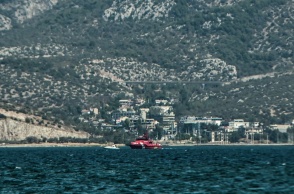 Το σημείο της προσθαλάσσωσης του ελικοπτέρου ανοιχτά της Ελευσίνας