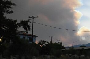 Φωτιά στην Κορινθία: Πολλαπλά μέτωπα στον Φενεό - Συνεχίζονται οι εκκενώσεις οικισμών