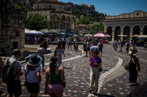 Πολίτες στο Μοναστηράκι εν μέσω καύσωνα