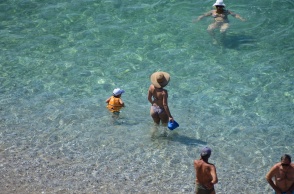 Παραλία με λουόμενους