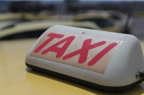 Ταξιτζής στη Θεσσαλονίκη επιτέθηκε σε 21χρονη επειδή αρνήθηκε να πληρώσει έξτρα χρέωση 