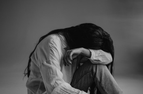 Γυναίκα κρύβει το πρόσωπό της