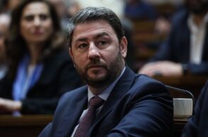 Ο Νίκος Ανδρουλάκης τιμά την αποκατάσταση της Δημοκρατίας με μήνυμα για θεσμική ανασύνταξη και κάλεσμα σε πολιτική και κοινωνική ανανέωση.