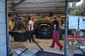 Αυτοκίνητο μπήκε μέσα σε σούπερ μάρκετ