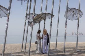 Γυναίκες εν μέσω καύσωνα κάτω από εικαστική εγκατάσταση στη Θεσσαλονίκη 