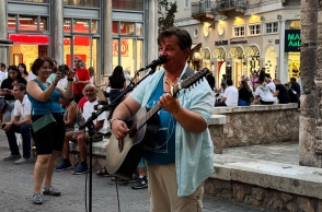 Οι μουσικοί του δρόμου που φτιάχνουν το soundtrack της Αθήνας