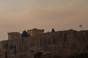 Σκέπασε την Αθήνα ο καπνός από τη φωτιά στις Αφίδνες - Δείτε εικόνες
