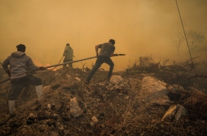Τεράστιο το μέτωπο στην Εύβοια: Ανεξέλεγκτη η φωτιά, απειλεί κατοικημένες περιοχές 