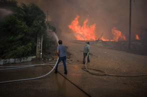 Ανεξέλεγκτα τα δύο μέτωπα της φωτιάς στην Εύβοια - Ανυπολόγιστες καταστροφές