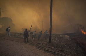 Εκτός ελέγχου η φωτιά στην Εύβοια - Εκκενώνονται οικισμοί, καίγονται γραμμές της ΔΕΗ