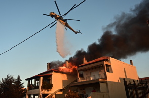 Σε απόσταση αναπνοής οι ρίψεις νερού από ελικόπτερο σε φλεγόμενο σπίτι στο Κρυονέρι