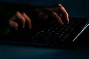 Ισπανία: 17χρονος δημιούργησε γυμνές φωτογραφίες συμμαθητριών του μέσω ΑΙ και τις κοινοποίησε