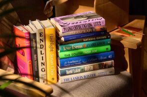 Ανακοινώθηκε η μακρά λίστα του Βραβείου Μπούκερ 2025 - Περιλαμβάνει συγγραφείς από εννέα διαφορετικές εθνικότητες - Η Σάρα Τζέσικα Πάρκερ στην κριτική επιτροπή 