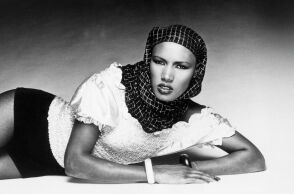 Η ιστορία της Γκρέις Τζόουνς: Ένα τοτέμ της μόδας και της μουσικής έρχεται στην Ελλάδα