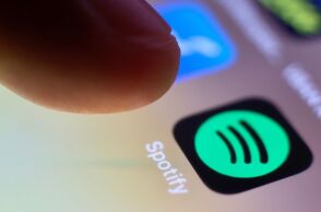 Το Spotify ανέβασε τραγούδια AI σε προφίλ νεκρών καλλιτεχνών χωρίς άδεια - Αφαιρέθηκαν ως παραπλανητικό περιεχόμενο μετά από καταγγελίες.