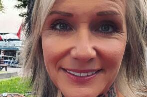 Η Βρετανίδα κωμικός Τσέρις Νέλμς συνελήφθη στην Τουρκία αφού ξέχασε να πληρώσει στη Zara - Αντιμετωπίζει 3 χρόνια φυλάκιση και δεν μπορεί να φύγει από τη χώρα.