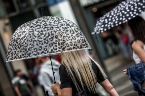 Καιρός: Άνοιξαν οι ουρανοί στην Αττική: Πλημμύρισαν δρόμοι - Πού θα βρέξει τις επόμενες ώρες