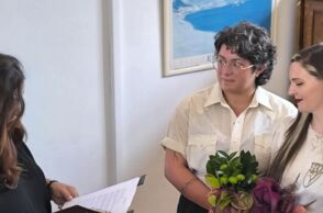 Λέσβος: Πραγματοποιήθηκε ο πρώτος πολιτικός γάμος μεταξύ γυναικών στην πατρίδα της Σαπφούς