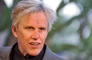 Ο ηθοποιός Γκάρι Μπιούζι παραδέχθηκε την ενοχή του για σεξουαλική επίθεση το 2022 - Αντιμετωπίζει ποινή έως 5 έτη επιτήρησης και έχει ποινικό μητρώο.