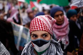 Μια φοιτήτρια από τη Γάζα με υποτροφία στη Γαλλία εγκατέλειψε τη χώρα μετά τον εντοπισμό αντισημιτικών αναρτήσεων - Διακοπή των σχετικών προγραμμάτων υποδοχής.