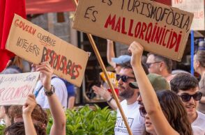 Μείωση έως 40% στις αφίξεις τουριστών στη Μαγιόρκα λόγω διαμαρτυριών κατά του υπερτουρισμού - Κίνδυνος για οικονομία και επιχειρήσεις.