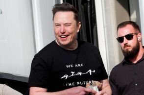 Η Tesla προσφέρει στον Έλον Μασκ μετοχές αξίας 29 δισ. δολαρίων για να παραμείνει CEO, καθώς εντείνεται ο ανταγωνισμός στον τομέα της τεχνητής νοημοσύνης.