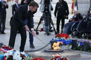 Άγνωστος άναψε τσιγάρο από τη φλόγα του Τάφου του Άγνωστου Στρατιώτη στο Παρίσι - Η Γαλλική κυβέρνηση προχωρά σε δίωξη για προσβολή μνήμης.