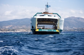 Το φέρι μποτ που έχει προσαράξει στα Νέα Στύρα