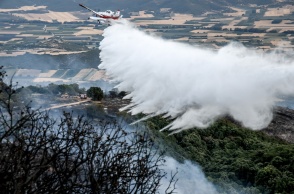 Πυροσβεστικά επιχειρούν για την κατάσβεση φωτιάς