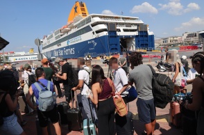 Ταξιδιώτες στο λιμάνι του Πειραιά εν μέσω απαγορευτικού απόπλου