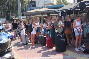 Απαγορευτικό απόπλου: Επιβάτες παραμένουν με τις βαλίτσες τους στο λιμάνι του Πειραιά 