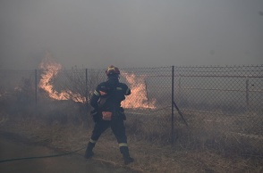 Μάχη με τις φλόγες στην Κεραταία